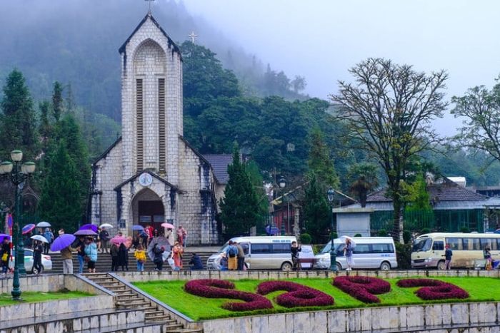 Église de pierre au milieu de la ville de Sapa