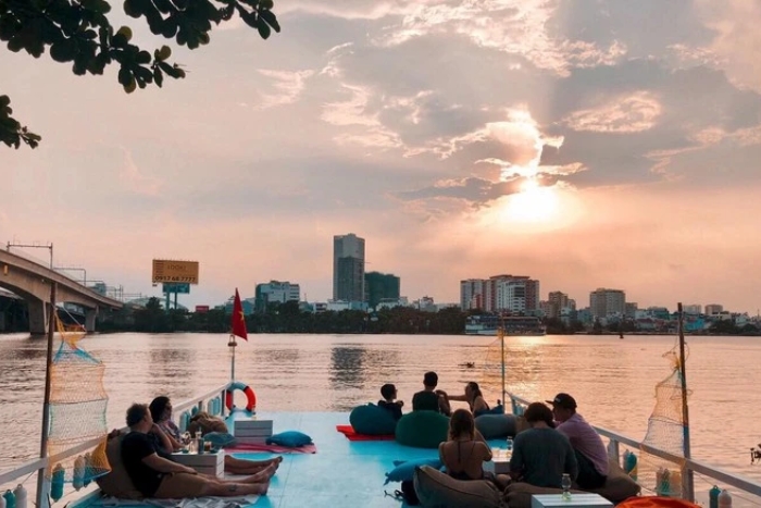 Dégustez un café avec un coucher de soleil magnifique et romantique sur la rivière Saigon