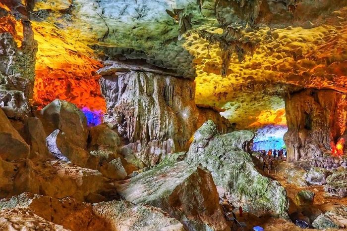 La beauté scintillante de la grotte de Sung Sot