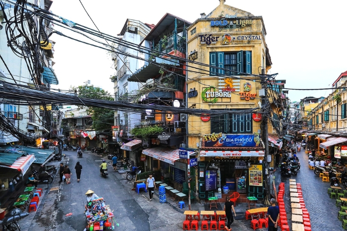 Les rues d'Hanoï regorgent de restaurants et de restaurants, des plats typiques tels que le "Phở", les rouleaux de printemps, le "Bún chả" et bien d'autres plats vous attendent