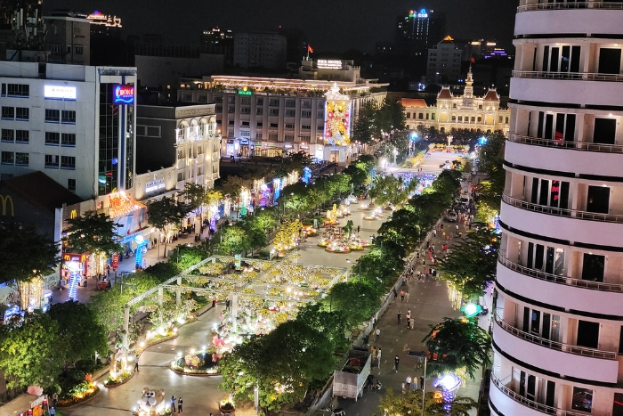 La rue piétonne Nguyen Hue, un lieu de divertissement animé la nuit