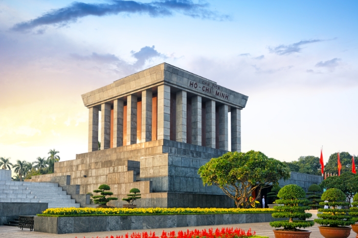 À proximité, le mausolée de Ho Chi Minh attire également l'attention des tous les visiteurs. Ce monument majestueux est dédié au leader révolutionnaire vietnamien