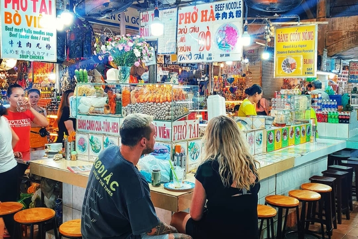 Perdez-vous dans l’aire de restauration du marché de Ben Thanh