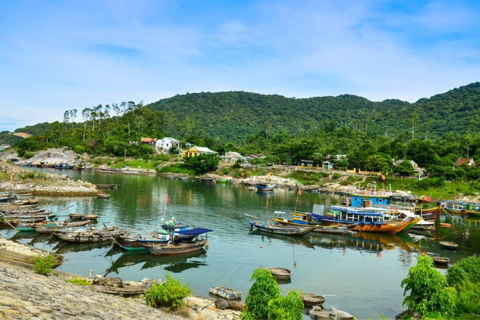 La plage du village de pêcheurs traditionnels - le joyau vert’ au milieu de l’île pittoresque de Hon Lao