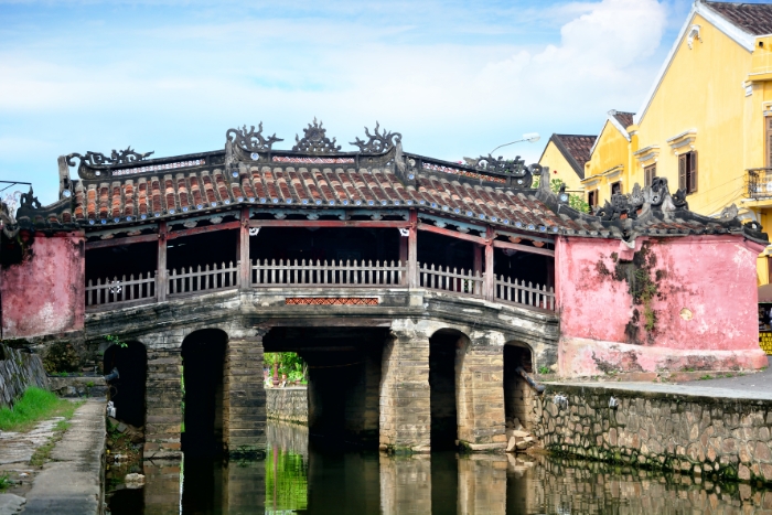 Les sites célèbres - Le pont japonais, construit en 1593 pour relier les quartiers japonais et chinois de la ville