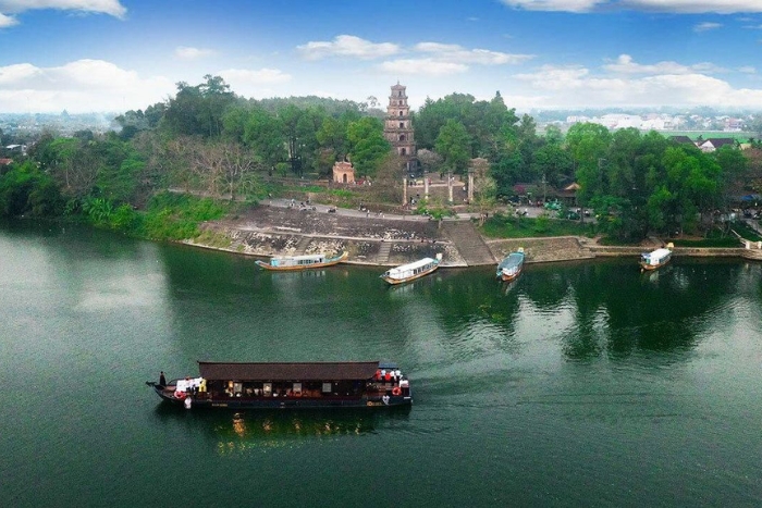 Le plaisir raffiné de naviguer dans l’ancienne capitale en bateau dragon sur la rivière des Parfums