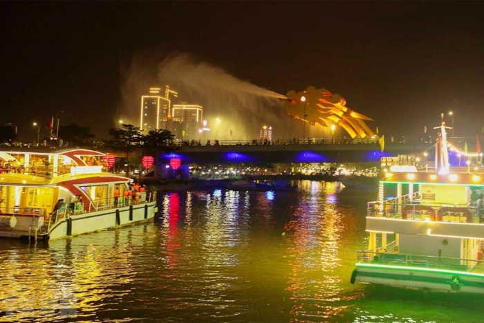 Les meilleures choses à faire - naviguer sur la rivière Han pour admirer le pont du Dragon et la ville de Da Nang la nuit