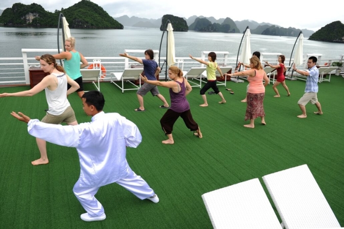 Faites de l'exercice de Tai Chi le matin sur la baie d'Halong