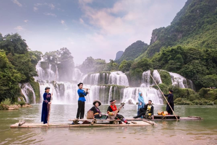 Faites une excursion en bateau pour visiter la chutes de Ban Gioc - Un incontournable du nord du Vietnam