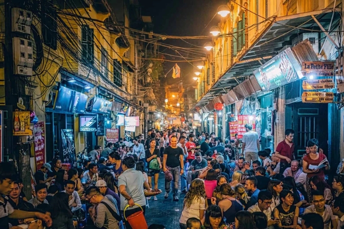 Les rues de Hanoï sont animées la nuit