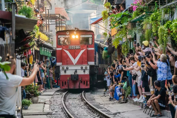 Vivez l'unique dans la rue du train de Hanoï