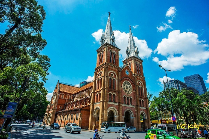 La Basilique Notre-Dame de Saigon, officiellement connue sous le nom de Basilique de Notre-Dame de l’Immaculée Conception