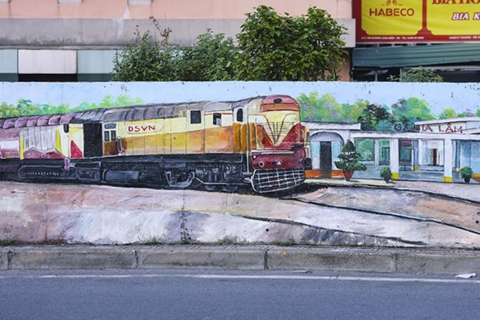 Découvrir Hanoï à travers les peintures murales à la digue Long Bien