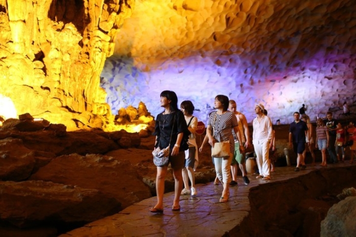 Découvrir les plus belles grottes de la baie d'Halong