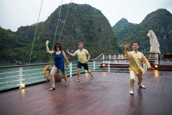 Une séance de Tai Chi sur le sundeck