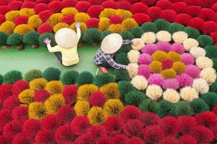 Des &eacute;changes privil&eacute;gi&eacute;s au c&oelig;ur des ateliers artisanaux du Vietnam