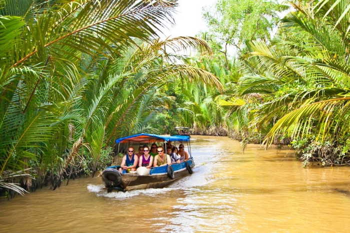 Balade en sampan priv&eacute; au fil des canaux bord&eacute;s de cocotiers verdoyants &agrave; Ben Tre