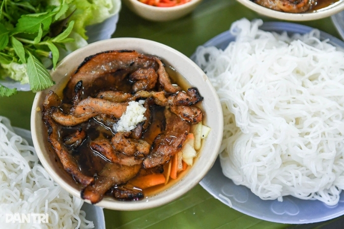 le b&uacute;n chả