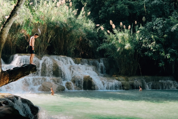 Beauté sauvage de la cascade de Kuang Si dans le circuit Vietnam Cambodge Laos 14 jours