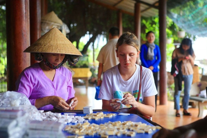 Ateliers artisanaux de bonbons à la noix de coco à Ben Tre. Vietnam