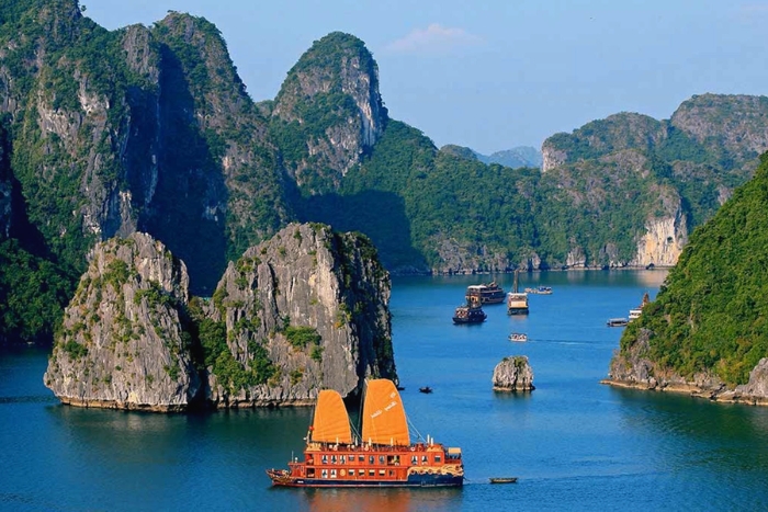 Îles karstiques émergentes à la baie d'Halong