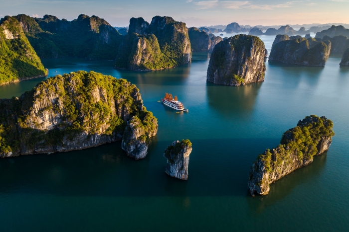 Arrivez à la baie d’Ha Long, inscrite au patrimoine mondial de l’UNESCO dans un circuit de luxe Vietnam Laos 2 semaines