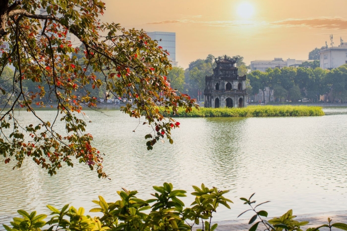 Le lac de l’Épée Restituée est incontournable dans un voyage de luxe Vietnam et Laos 14 jours
