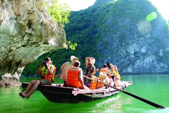 Les familles peuvent participer à des activités passionnantes dans la Baie d’Halong