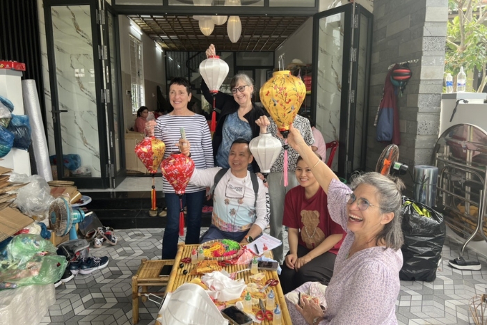 Les visiteurs peuvent apprendre à fabriquer des lanternes à Hoi An