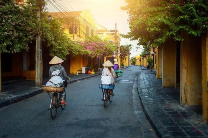 Voyageurs profitant d’un coucher de soleil tropical