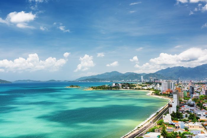 Baie panoramique de Nha Trang baign&eacute;e de soleil