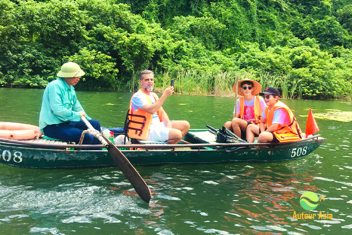 Croisière en barque à rame à Ninh Binh