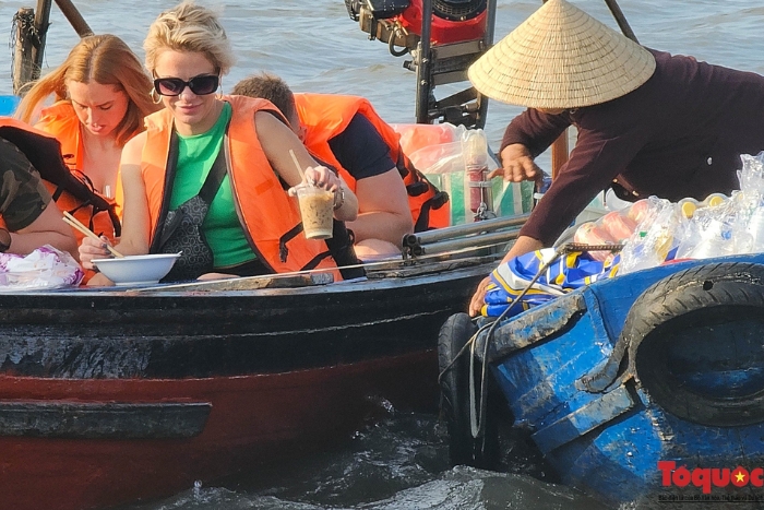 Prendre le petit-déjeuner sur un bateau au marché flottant de Cai Rang