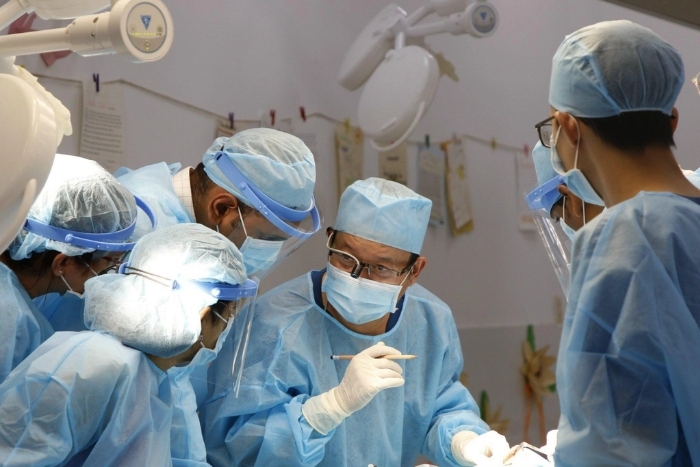 Dentistes vietnamiens formant à l’implantologie à l’international
