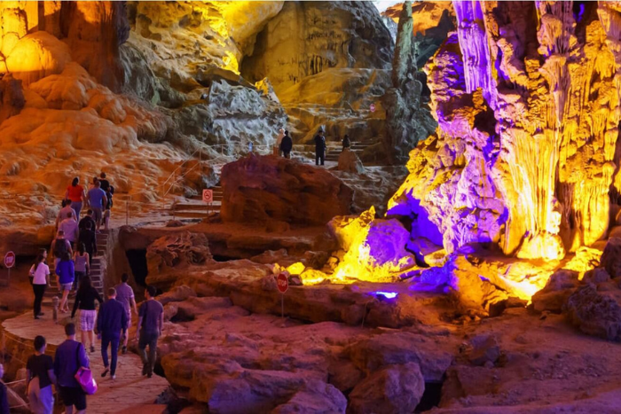 Le paysage magnifique à l'intérieur de la grotte de Surprise, Halong