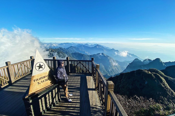 Un tourist admire le paysage au sommet du mont Fansipan, Sapa