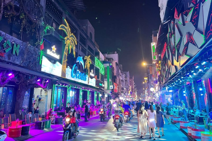 Immergez-vous dans l’atmosphère vibrante de la rue piétonne Bui Vien, Hô Chi Minh ville