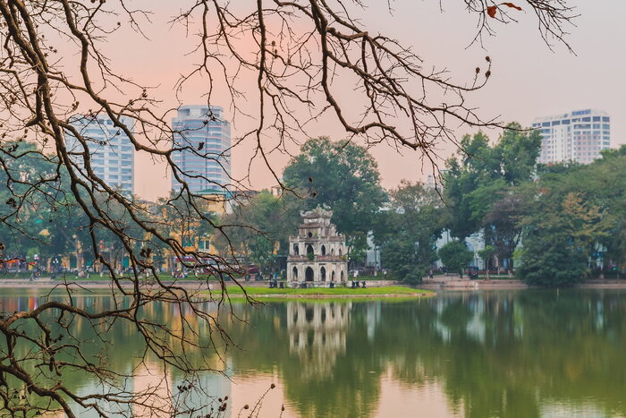 La beauté du lac Hoan Kiem attire toujours les touristes.