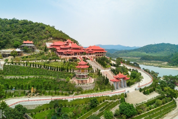 Depuis le monastère zen Truc Lam Chan Nguyen, on peut profiter d’une très belle vue sur la mer
