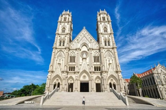 Église Song Vinh, une église de style gothique européen en plein Vietnam