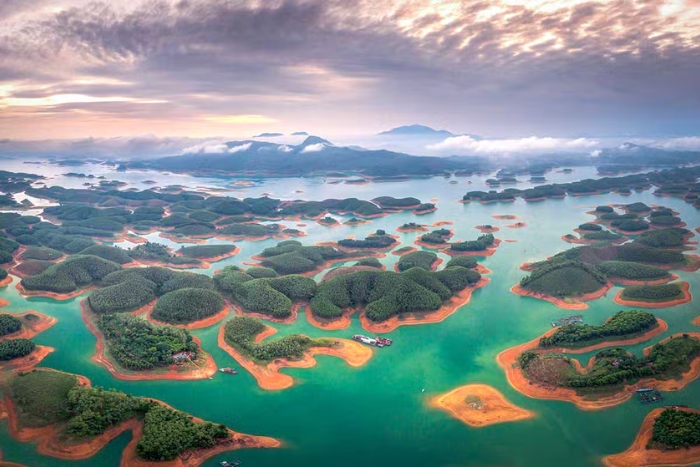 Le lac Thac Ba est l'un des trois plus grands lacs artificiels du Vietnam