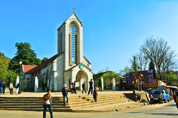 Fl&acirc;nerie dans le centre-ville de Sapa et visite de l'&eacute;glise en pierre