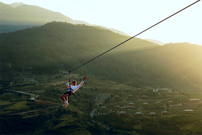 Parapente au-dessus des rizières en terrasse de Mu Cang Chai, Yen Bai, Vietnam