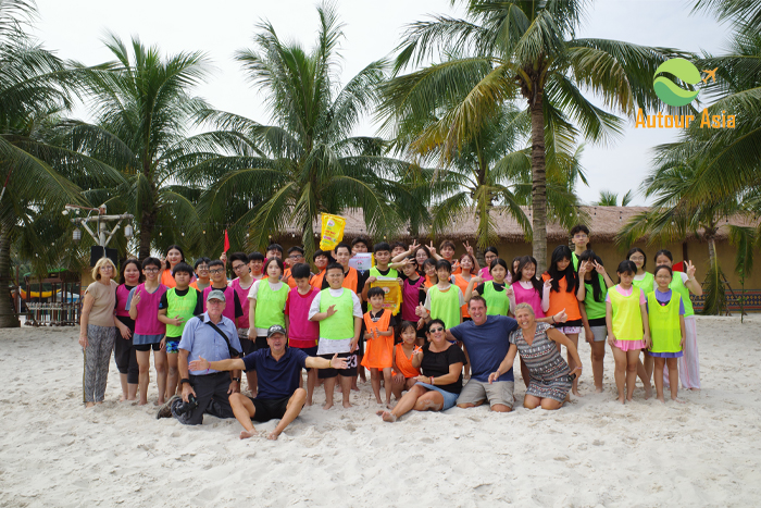 Activités humanitaires au Hanoi VinWonders Water Park avec des bénévoles français