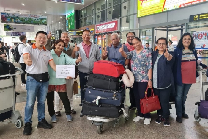 Les touristes à l'aéroport international de Đà Nẵng 