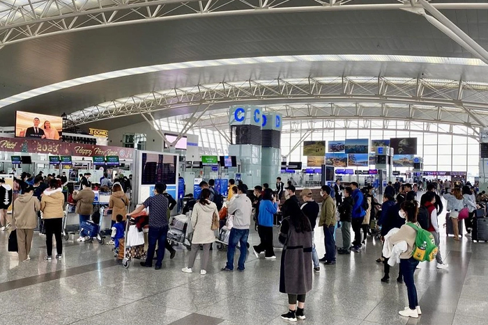 Les touristes à l'aéroport international de Nội Bài