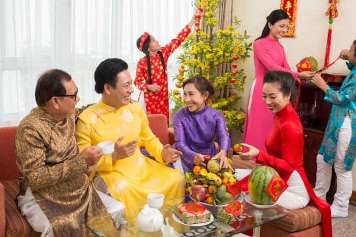 La tradition vietnamienne du porte áo dài pendant le Têt