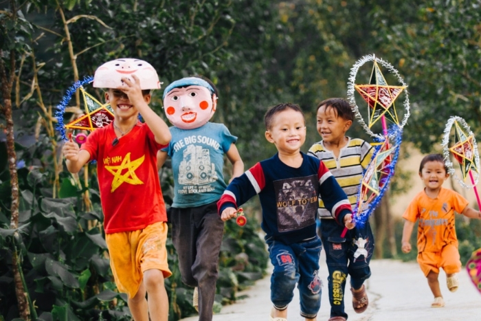 Les enfants jouent avec des lanternes dans la rue