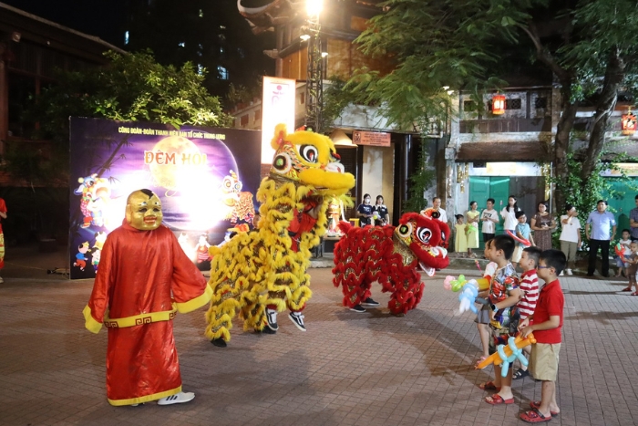 Danse du lions sur la rue en jour de la pleine lune