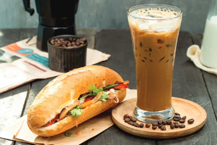 Savourer le café glacé vietnamien avec Banh Mi